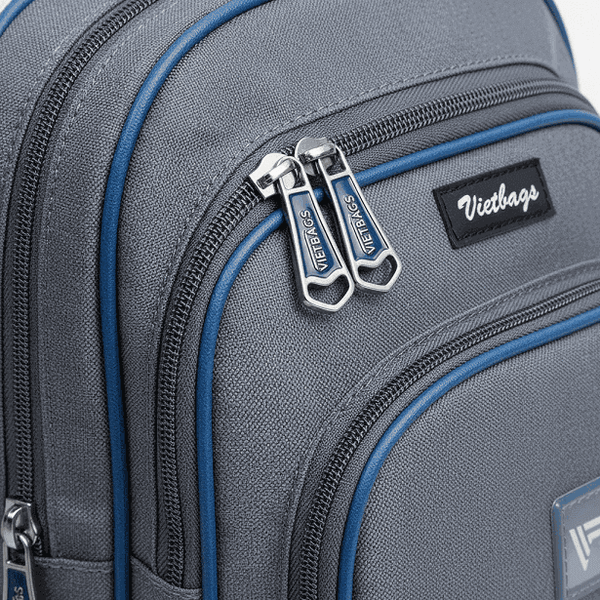 Chi tiết phụ kiện khóa kéo tinh xảo và bền bỉ được sử dụng trong quy trình gia công tại xưởng sản xuất balo học sinh Vietbags