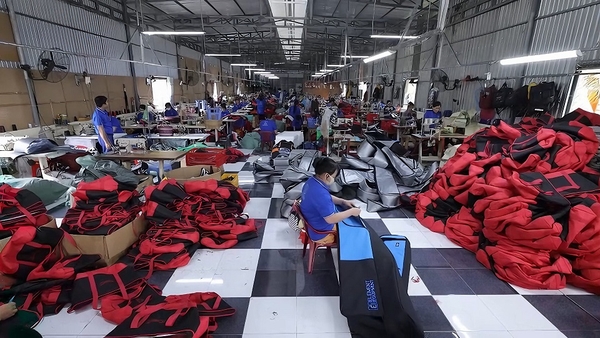 Quy trình sản xuất balo trường học tại VietBags gồm thiết kế, in logo, cắt may và kiểm tra chất lượng trước khi giao hàng.