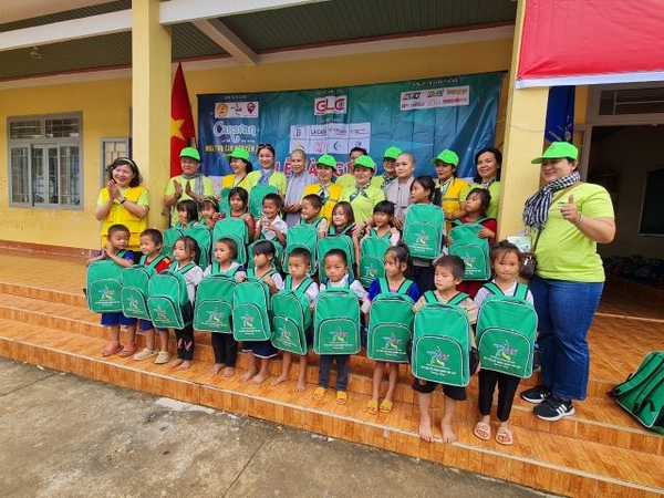 May balo học sinh từ thiện