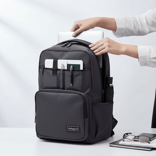 Khách hàng đang trải nghiệm thực tế quy trình tư vấn và chọn mẫu mã chuyên nghiệp khi đặt may balo công sở theo đơn đặt hàng tại xưởng Vietbags.