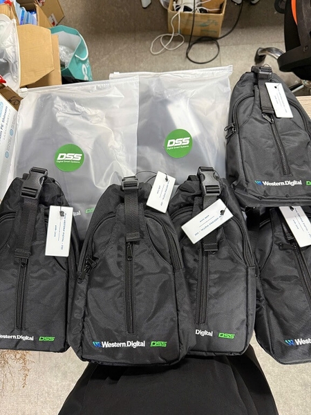 đơn vị sản xuất túi đeo chéo quà tặng DSS theo yêu cầu