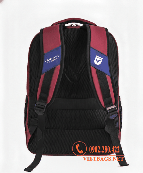Sinh viên đang tương tác và sử dụng balo Văn Lang của thương hiệu Vietbags trong bối cảnh học đường năng động