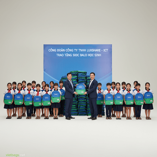 Đại diện Công đoàn Công ty TNHH Luxshare - ICT trao tặng 500 chiếc balo học sinh chất lượng cao do Vietbags sản xuất cho các em nhỏ có hoàn cảnh khó khăn