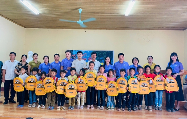 may balo học sinh từ thiện