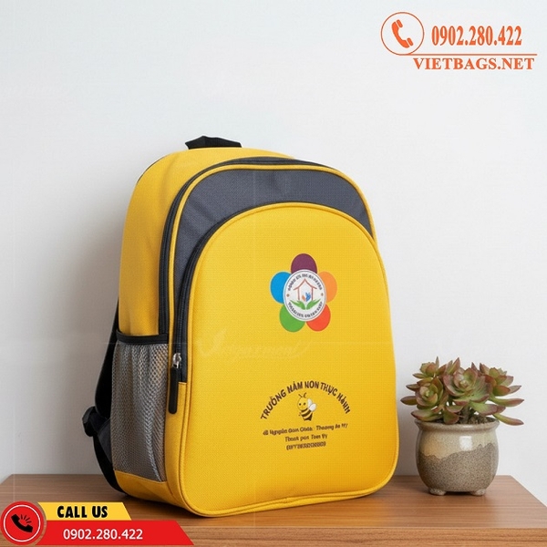 Đây là mẫu balo quốc dân, vừa tiết kiệm chi phí vừa đầy đủ công năng. Hai túi lưới bên hông rất tiện lợi để bình nước hoặc sữa cho bé.