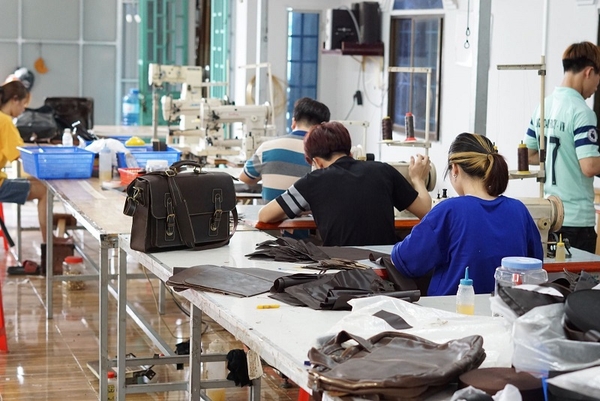 Xưởng sản xuất cặp da VietBags tại Hà Nội