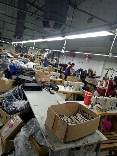 Công nhân đang may cặp tặng Hội nghị Trung ương Đảng tại xưởng VIETBAGS – Trọng Phát, đảm bảo tỉ mỉ và chuẩn nghi lễ