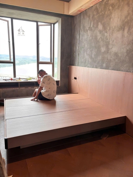Khung giường ngủ kiểu nhật 2m2 chắc chắn đang được thi công hoàn thiện