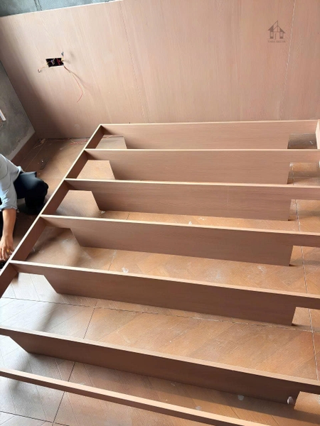 Mẫu giường gỗ kiểu nhật màu nâu vân gỗ sang trọng và tối giản