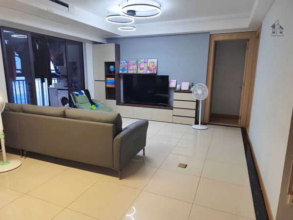 Mẫu kệ tivi phòng khách kết hợp tủ đứng cao sát trần tối ưu diện tích sử dụng