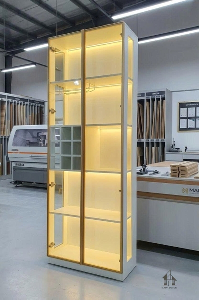 Tủ rượu cánh kính hiện đại tích hợp đèn LED âm tủ tạo điểm nhấn sang trọng cho không gian phòng khách