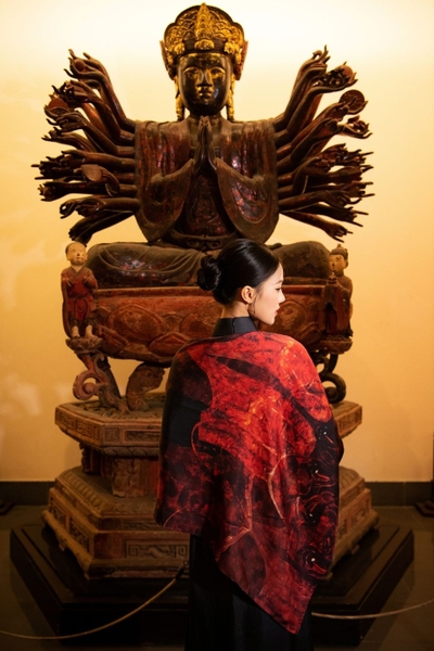 Khăn lụa vuông 100 - Mẫu Ánh Sáng