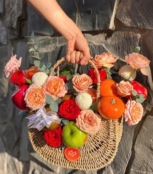 Giỏ trái cây kết hợp hoa tươi - quà tặng ý nghĩa 20.11