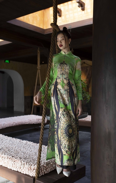 Traditional Vietnamese dress with Eggshell Lacquer pattern
