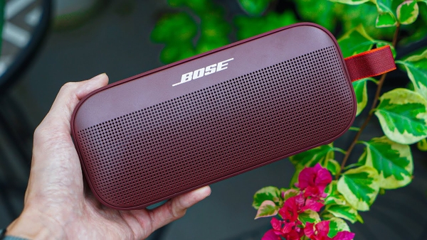 Trên tay loa di động không dây Bose SoundLink Flex màu Đỏ