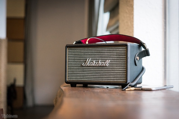 Trên tay loa di động Marshall Kilburn - cổ điển, đẹp, chất âm khá