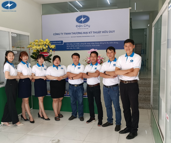 Điện City rộn ràng ngày khai trương cửa hàng thiết bị điện mới