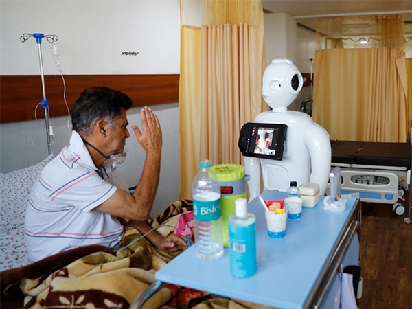 Robot Mitra giúp bệnh nhân Covid-19 trò chuyện với người thân