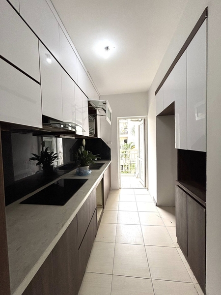 Gia đình cần bán nhanh căn hộ chung cư 3PN, 2WC, 96,5m2 chỉ với hơn 5,x tỷ ( có thương lượng ) tại CT18 Happy House Khu đô thị Việt Hưng, Long Biên, Hà Nội