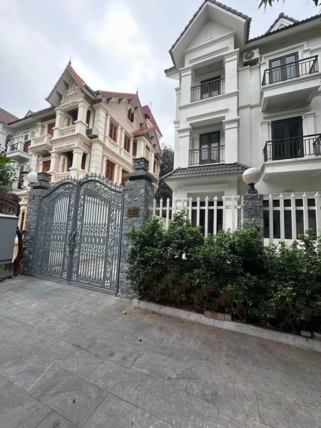 Cho thuê biệt thự tại BT07 KĐT Việt Hưng, Long Biên. S: 180m2. Giá :30tr/tháng. Lh: 0963892968