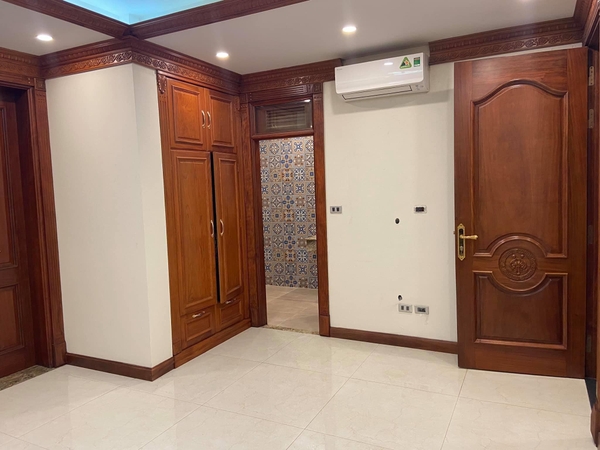 Bán Biệt thự song lập BT5 - Khu đô thi Việt Hưng, Long Biên đã hoàn thiện. Liên hệ Mr Nam: 0963892968.