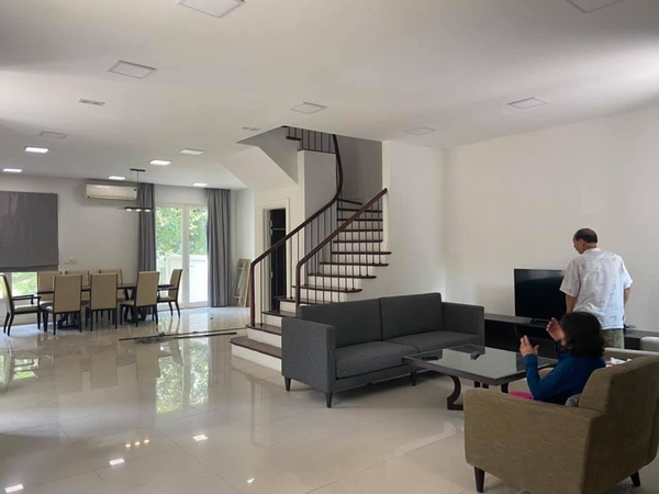 Cho thuê biệt thự Sài Đồng Vinhome Riverside full nội thất liên hệ Mr Nam 0948572567