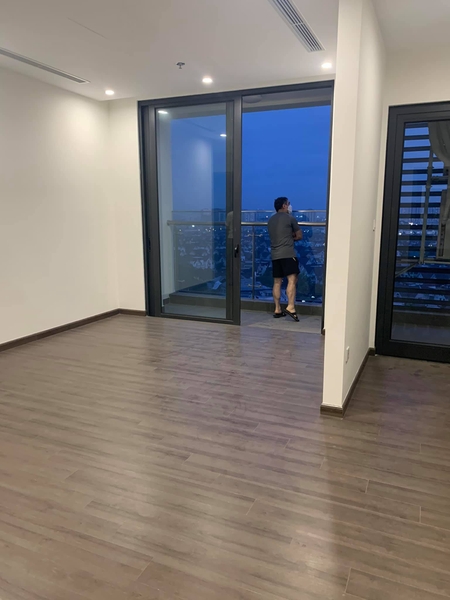 Cho thuê căn hộ Vinhomes Symphony 3PN, 2VS đồ cơ bản chủ đầu tư giá 15 triệu/tháng. Liên hệ: 0948416000 ( Mr Vương )