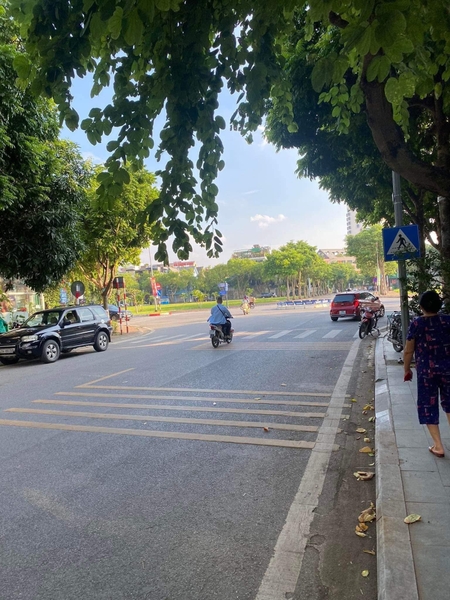 Cho thuê căn biệt thự BT6 Việt Hưng, Long Biên. Mặt căn góc ngã tư. Liên hệ: 0345243756 em Dũng.
