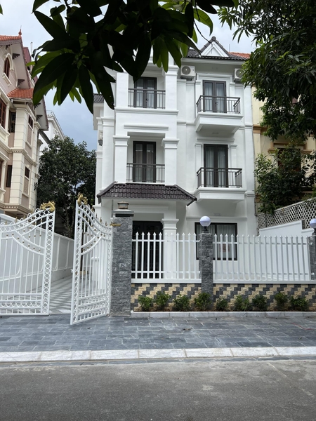 Cho thuê biệt thự Việt Hưng full nội thất sang trọng, S 175m2, giá 28tr/tháng. Liên hệ Mr Nam 0963892968.