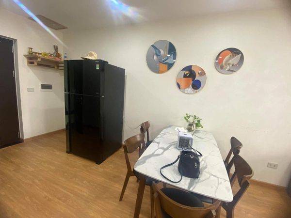Cho thuê căn full đồ 2 ngủ đẹp tại TSG Lotus Sài Đồng. S: 72m2. Giá: 10triệu /tháng. Lh: 0961910403