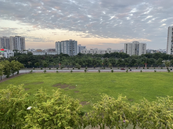 Chính chủ cần bán căn chung cư  KĐT Việt Hưng, Long Biên. 103m2 có 2 ban công. Giá 20tr/m2.