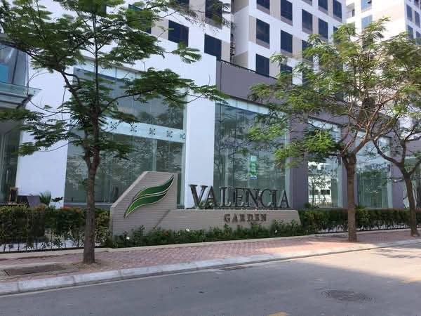 Cần bán nhanh căn hộ 2 phòng ngủ 1 vệ sinh Valencia Garden KDT Việt Hưng, Long Biên. 61m2. Để lại toàn bộ nội thất. Giá: 4,x tỷ ( có thương lượng )