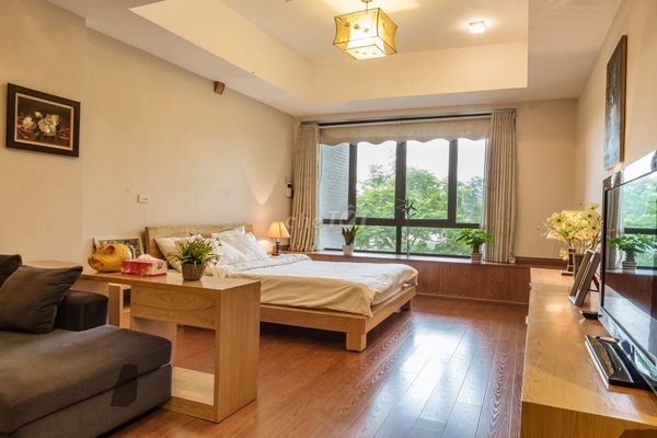 Cho Thuê Căn hộ dịch vụ DT 70m2 Ban Công View Hồ Ba Mẫu