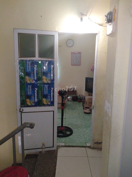 Nhà 2 tầng 1 tum , cách cổng Vinhomes gần 100m