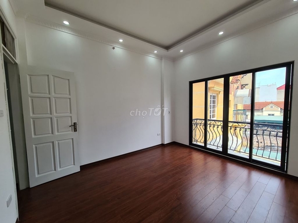 Bán gấp căn nhà 5 tầng phố Bồ Đề, oto vào nhà