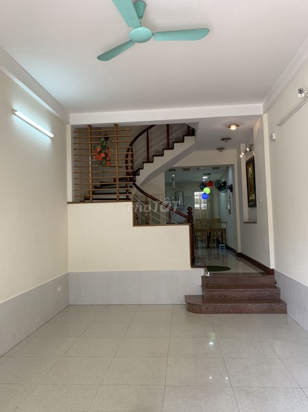 Cho Thuê Văn Phòng Phố Chùa Láng 80 m2, 5 Tầng, Oto Vào Nhà