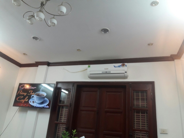 Nhà 3,5 tầng, tầng 1 gồm khu bếp, phòng khách và vệ sinh