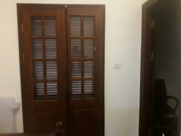 Nhà 3,5 tầng, tầng 1 gồm khu bếp, phòng khách và vệ sinh