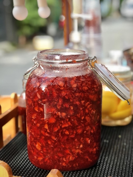 Hũ thủy tinh đựng trà trái cây