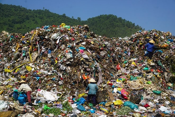 Thu phí rác thải ở Việt Nam - Muộn còn hơn không