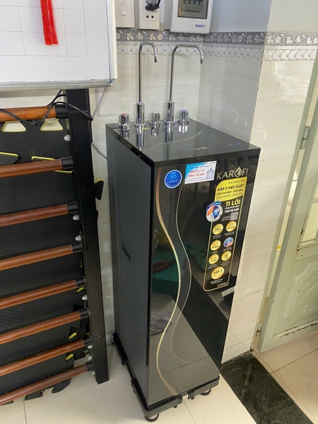 Hình lắp đặt thực tế máy lọc nước nóng lạnh Karofi KAD-D66S Pro