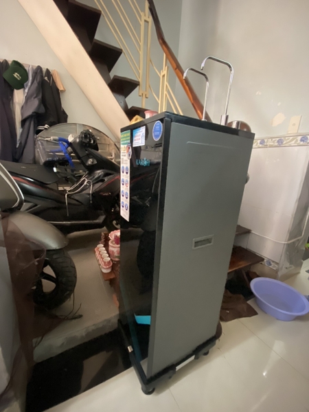 Hình lắp đặt thực tế máy lọc nước nóng lạnh Karofi KAD-M68
