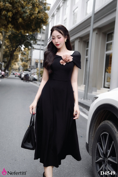2D4549 - Đầm dạo phố đen cài hoa nổi bật