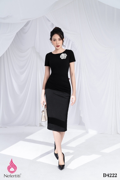 3D4222 - ĐẦM ĐEN DÁNG ÔM ĐÍNH HOA TRANG TRÍ