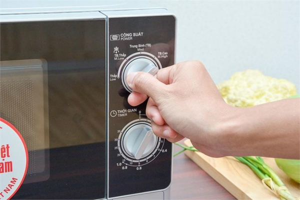 Lò vi sóng Sharp R-205VN-S, Công suất 800W, Dung tích 20 lít, Có chức năng hâm nóng rã đông, Bảo hành chính hãng 12 tháng