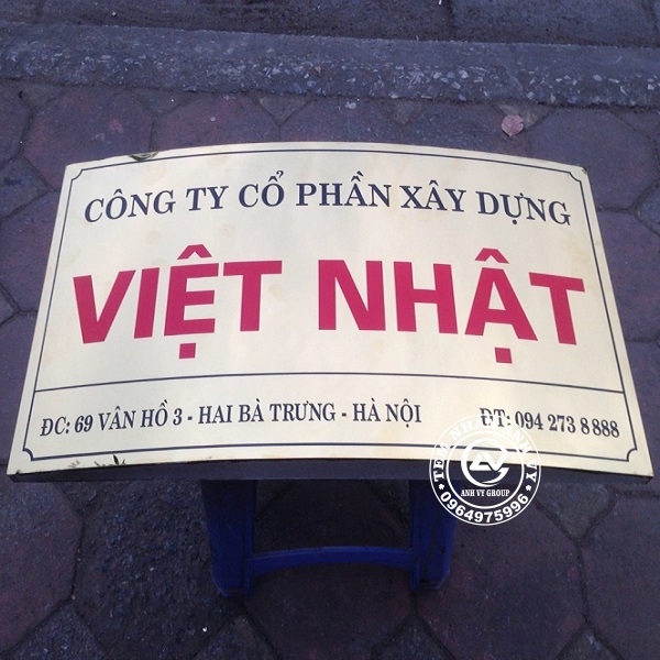 bien-cong-ty-inox-vang-guong-gap-chan-cong