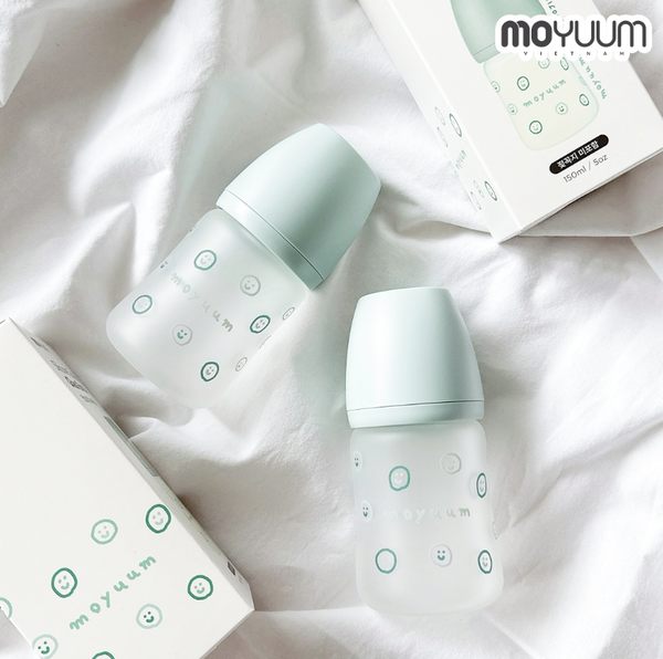 Bình sữa Thủy tinh tráng silicon Moyuum phiên bản Happy More - 150ml