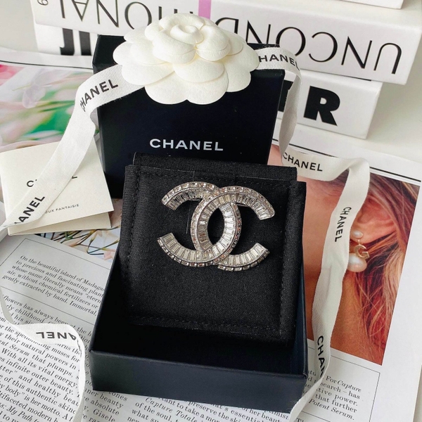 Cài áo Chanel CC Brooch