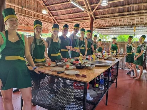 HOI AN COOKING CLASS AND SHOPPING DAY TOUR FROM TIEN SA PORT