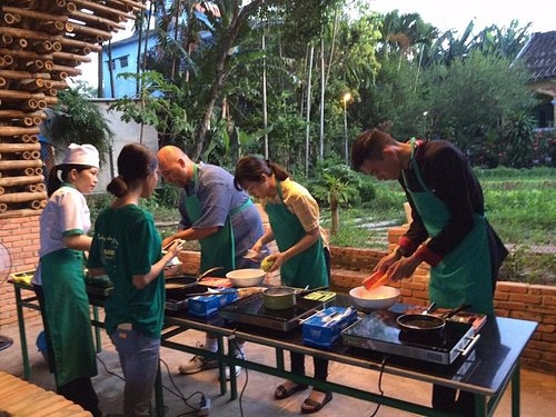 HOI AN COOKING CLASS AND SHOPPING DAY TOUR FROM TIEN SA PORT